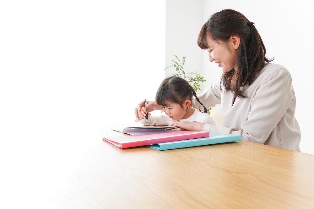 先生と一緒に勉強する女の子