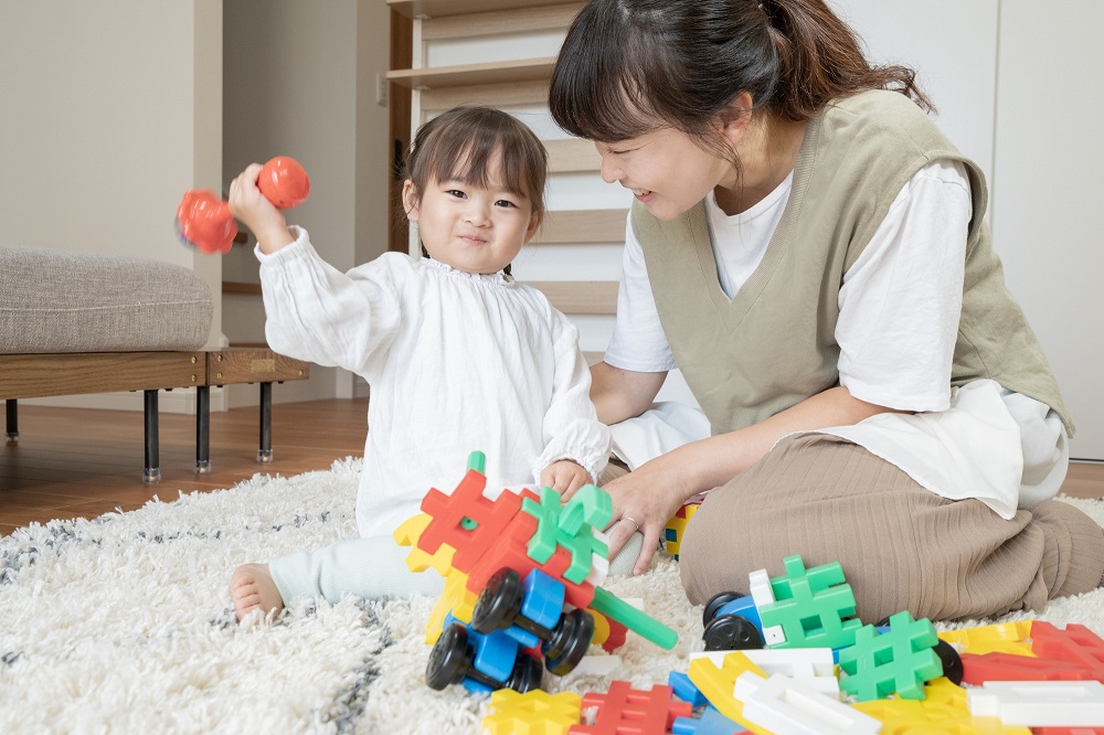 おもちゃで遊ぶ女の子