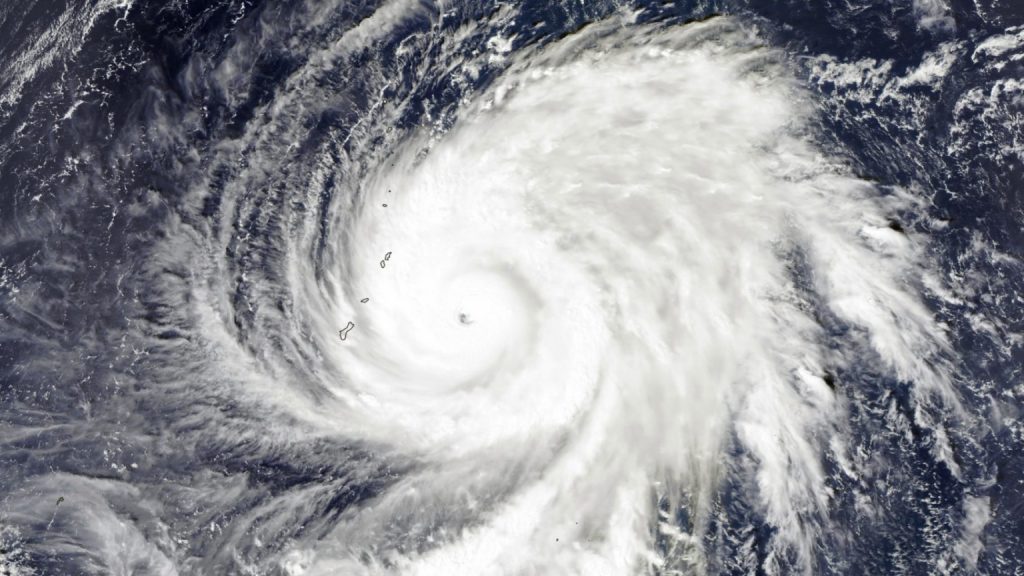 【台風シーズン到来！】台風のときはどう行動する？