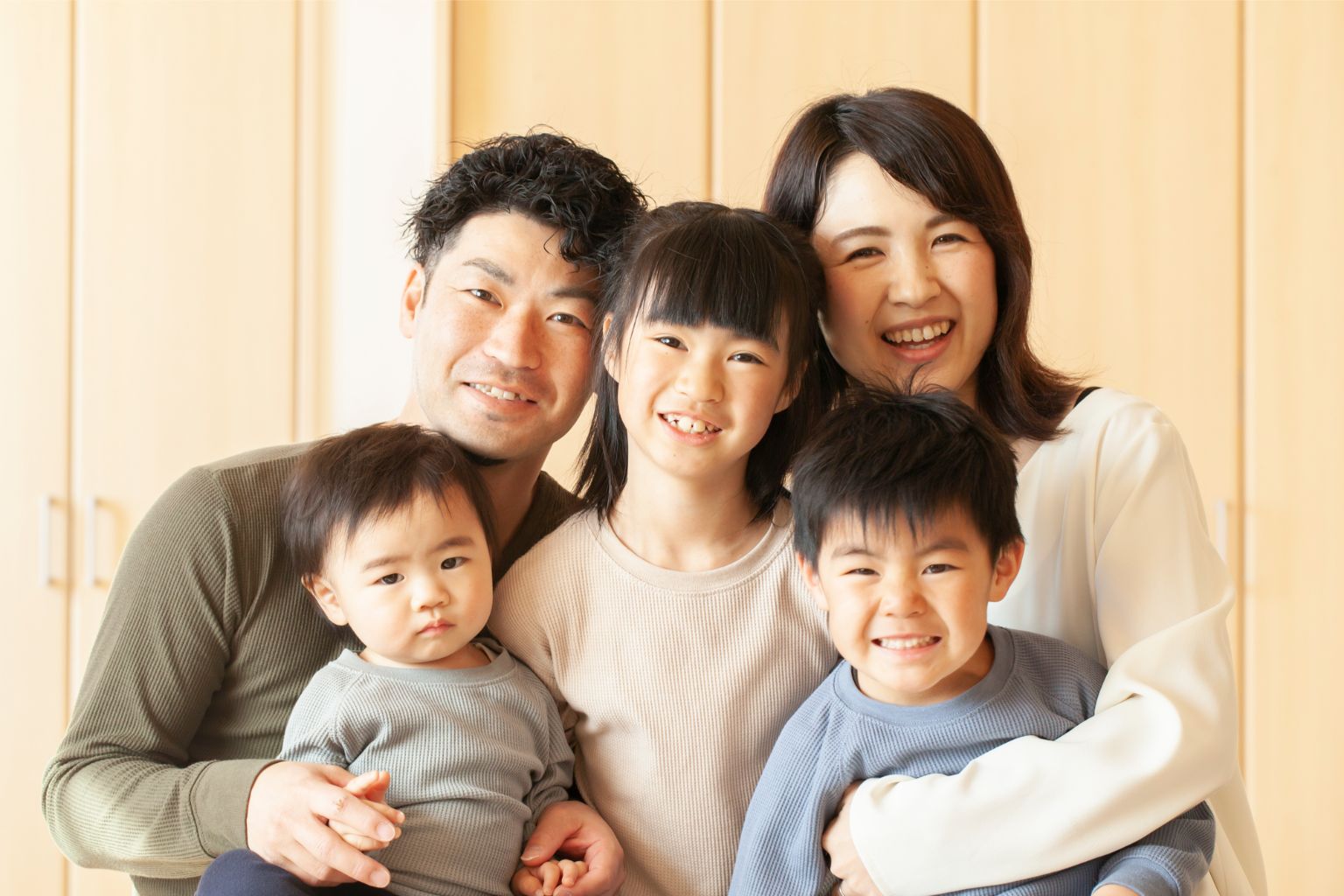 両親と子ども３人の５人家族の画像