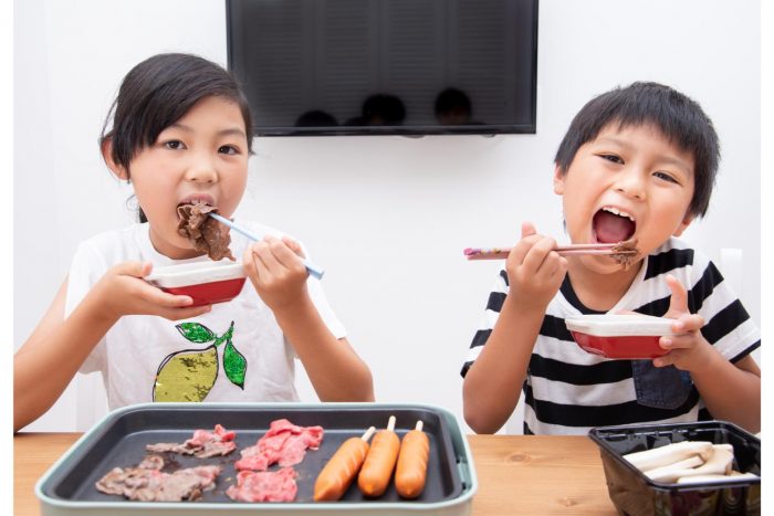 【クッキングで五感が刺激される⁉】子どもと作れるかんたんホットプレートごはん3選