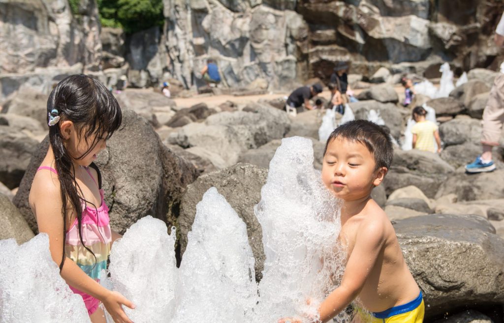 プールで遊んでいる子供達の様子