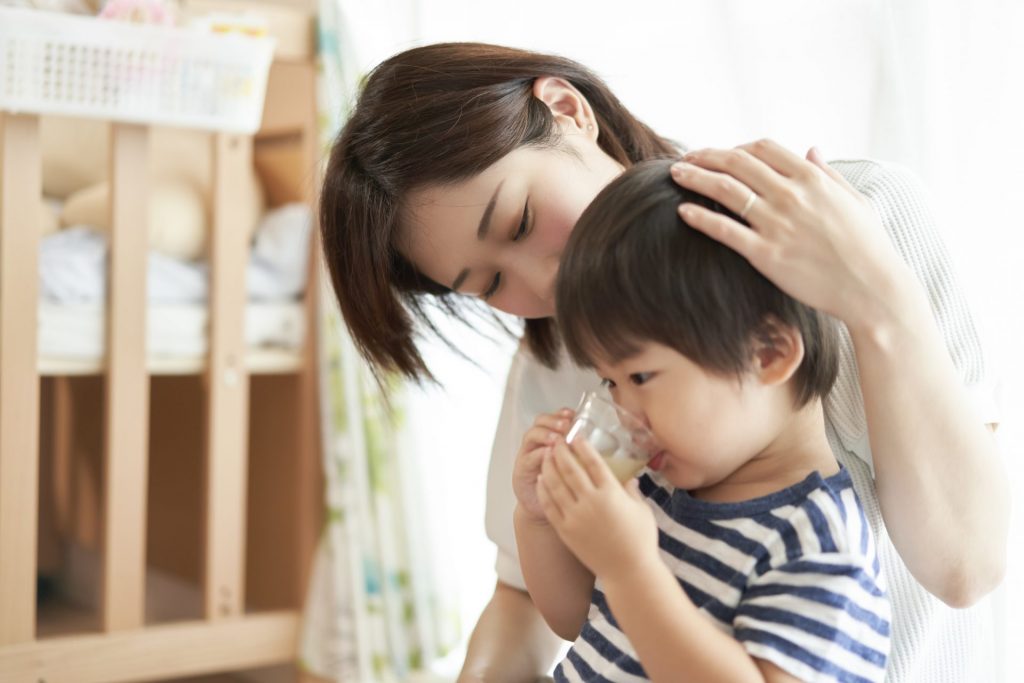 水を飲んでいる子どもとお母さん