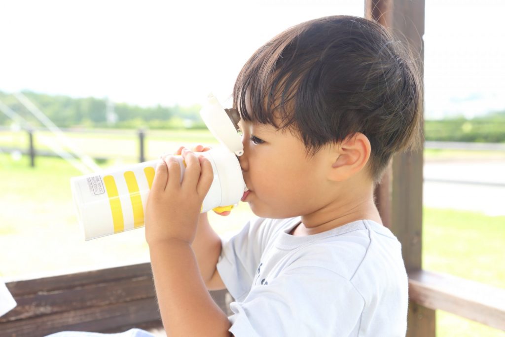 一人で水分補給をしている子ども