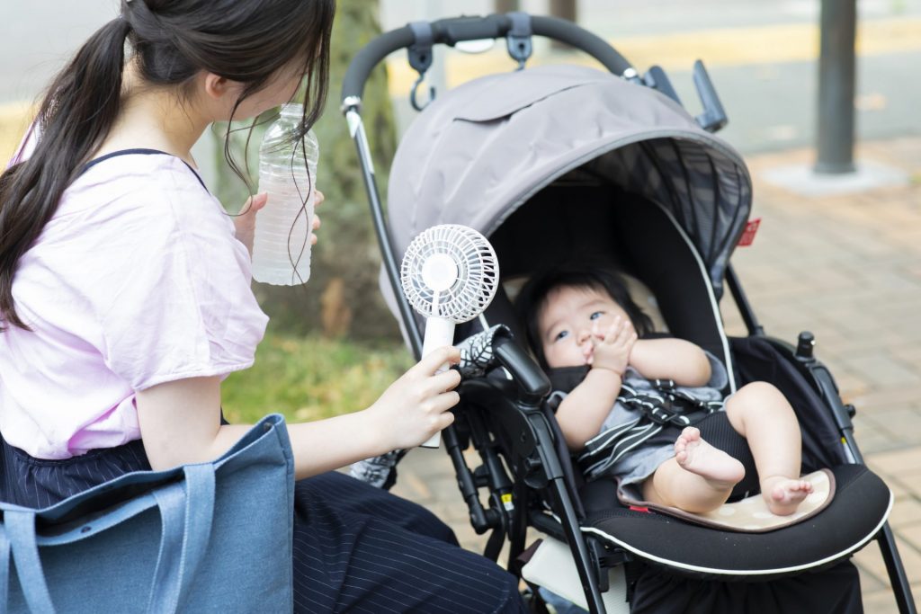 ハンディーファンを赤ちゃんに当てている様子