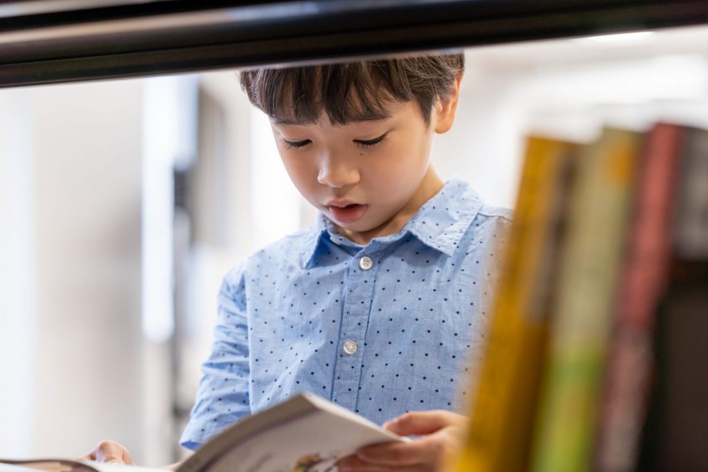 夏休みの読書感想文は本選びで決まる！「過保護でいい」本の選び方［専門家監修］