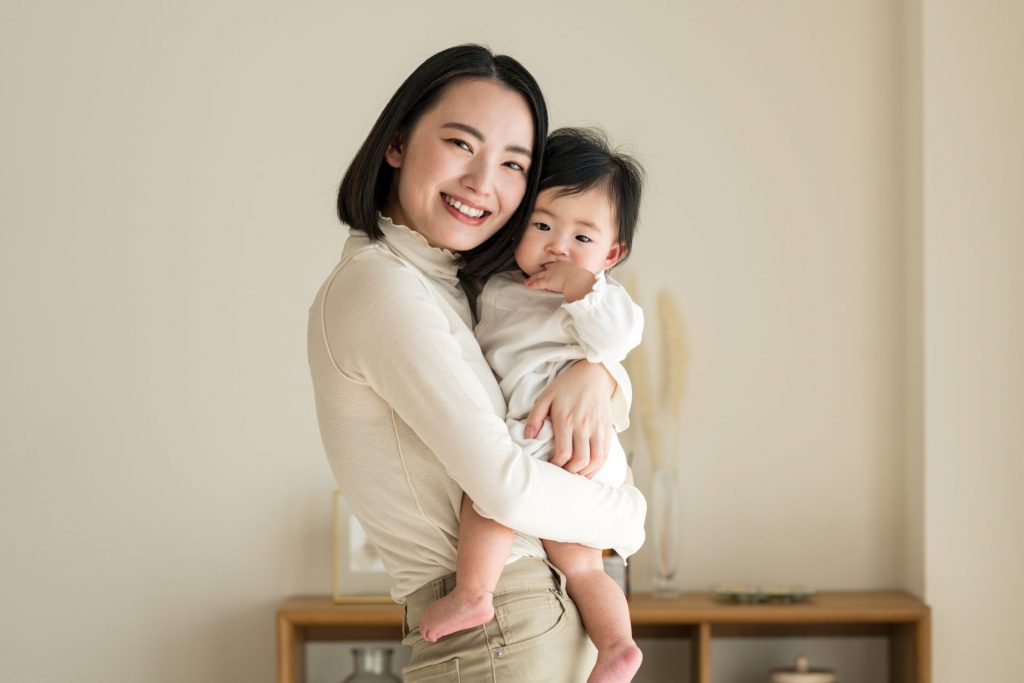 ママに抱っこされている赤ちゃんの様子