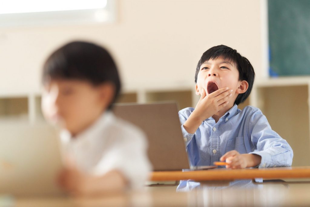 【朝ゲーム、朝スマホで睡眠習慣を改善？】子どもの脳を育てる「正しい睡眠」を始めよう[小児科専門医監修]