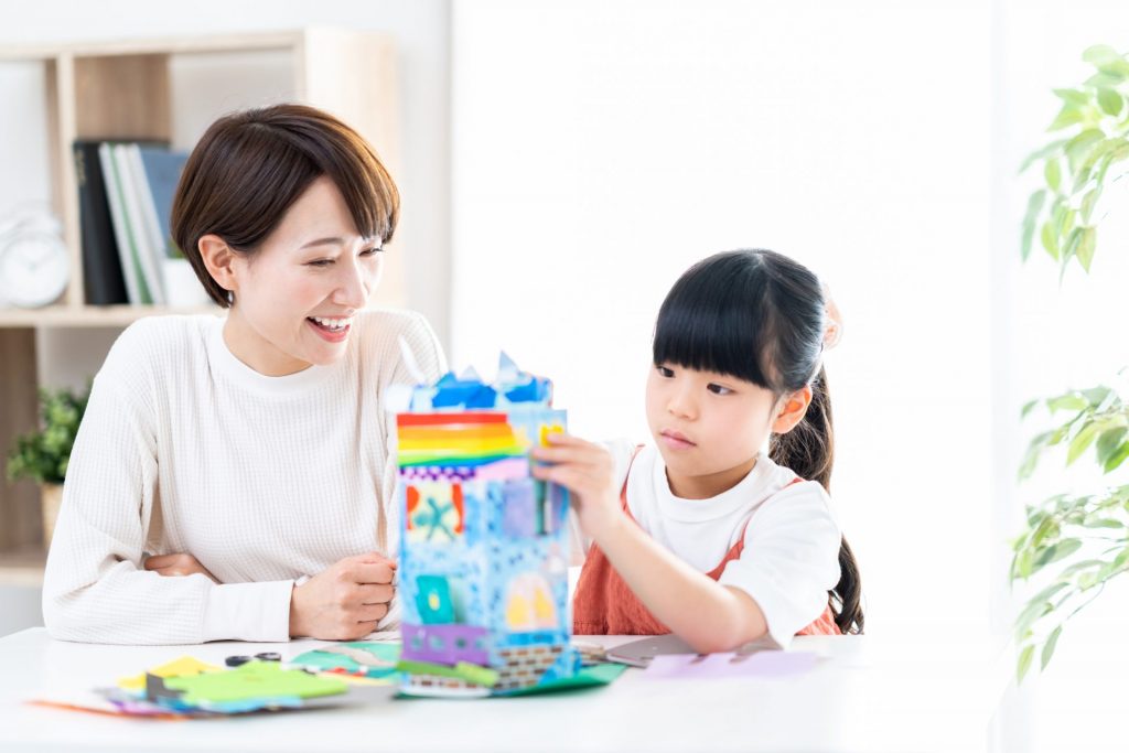 ママと一緒に立体制作をしている子ども
