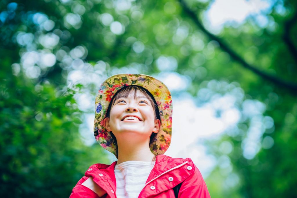 緑の中の女性