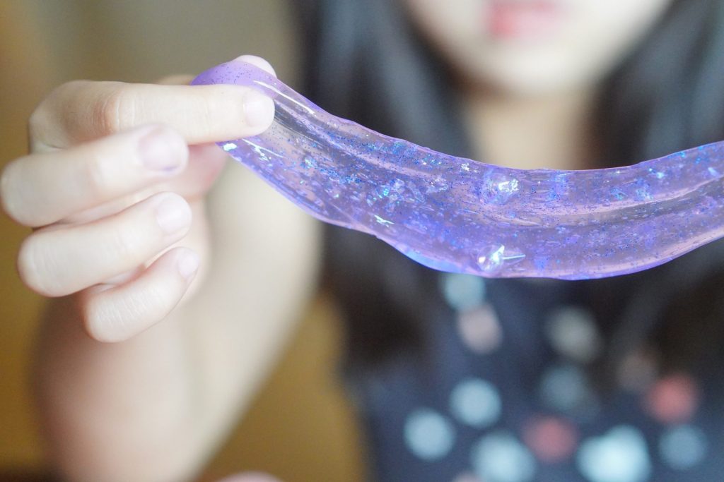 スライムで遊んでいる子どもの様子