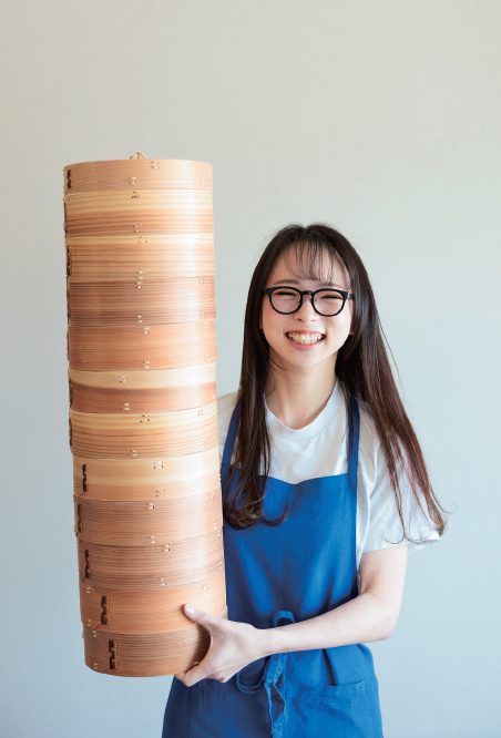 りよ子。初著書の『すべ
てを蒸したい せいろレシピ』(Gakken) は、累計発行
部数30 万部超の大ヒット。「せいろの達人」として、
テレビ、Web、雑誌などで活躍中。