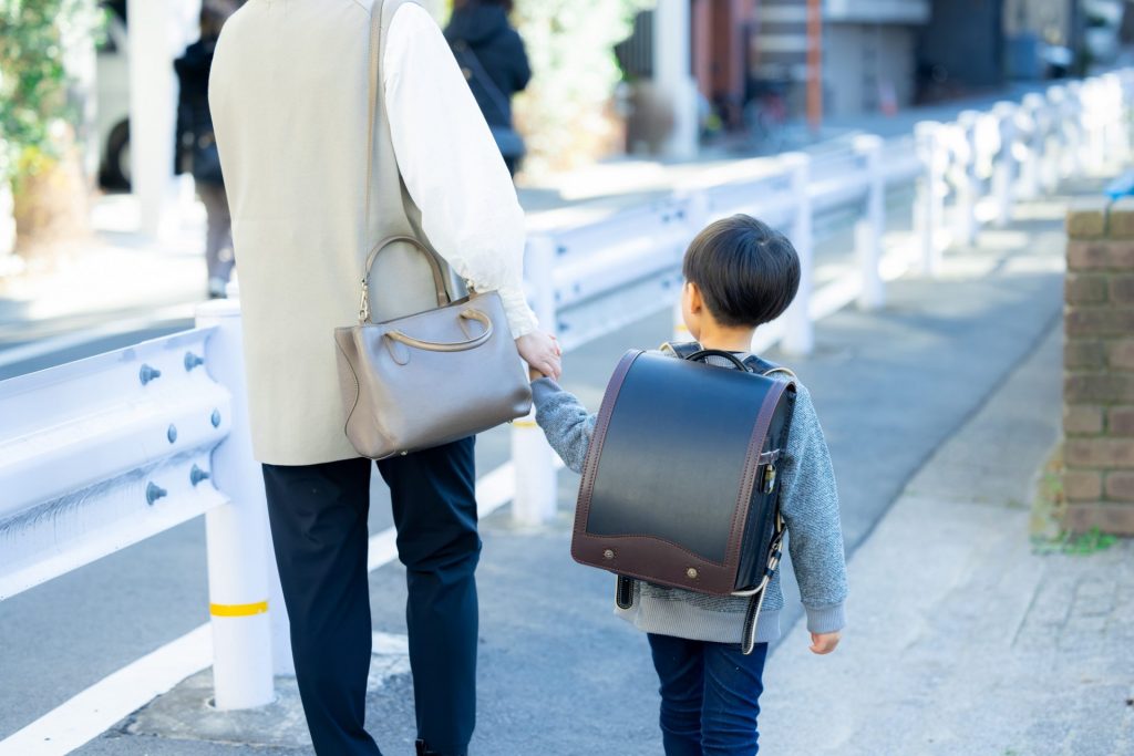 「過保護な子育て、何が危険？」親子の適切な距離感を保つ5つのヒント【専門家監修】