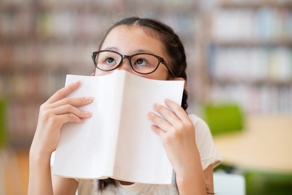 読書をする女の子