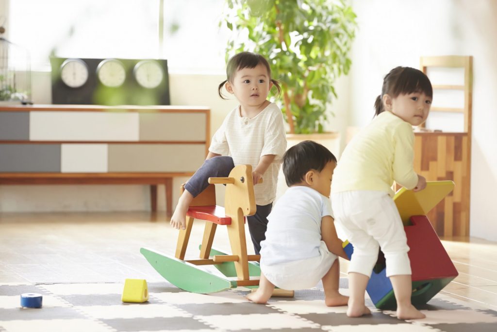 子ども達が室内で遊んでいる様子