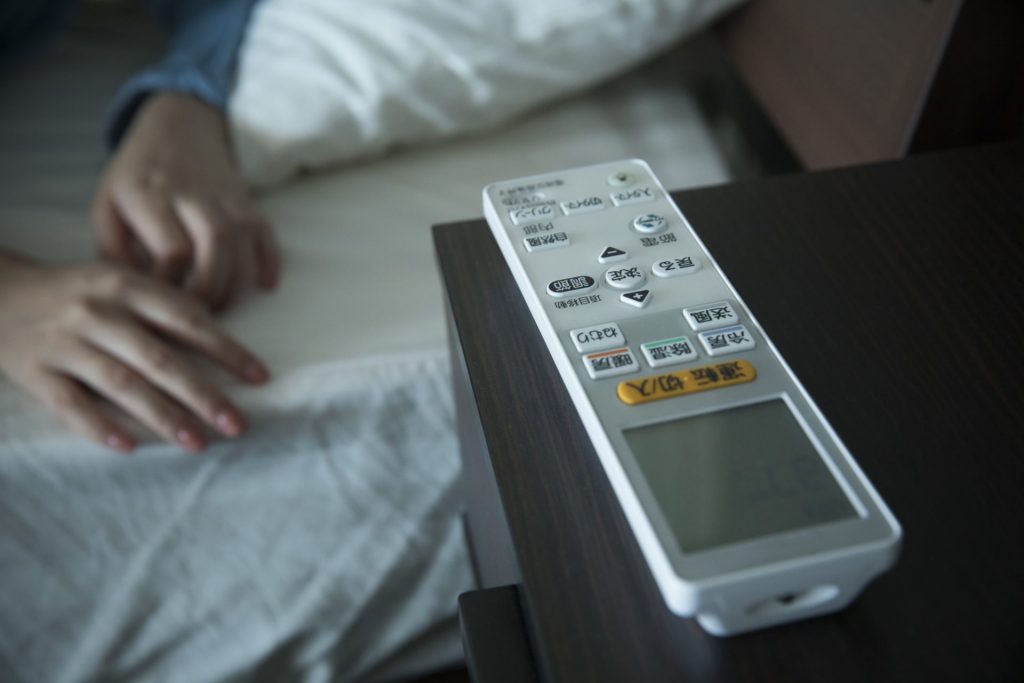 【睡眠時の室温は、何度が正解？】「脳」に最適な温度で、疲れやだるさを回復！［疲労専門医／梶本修身］
