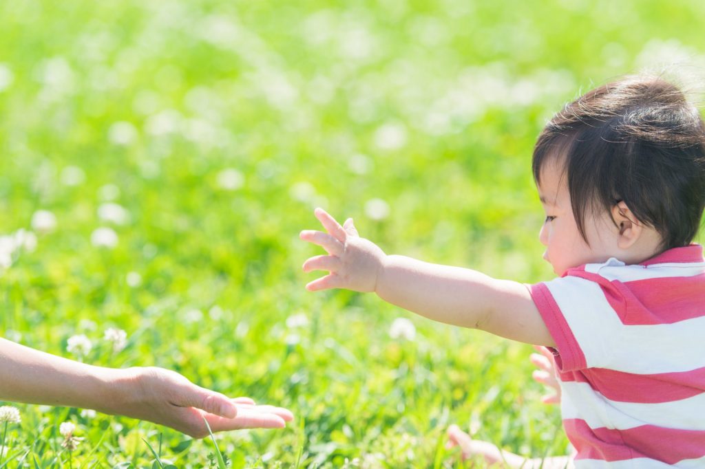 手を出して遊んでいる子ども