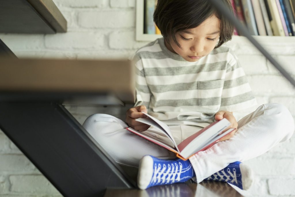 【読書量の多い子は学力が高い】ハーバード大学が実証：「フィクション」VS「ノンフィクション」役立つのはどっち？［言語学者監修］