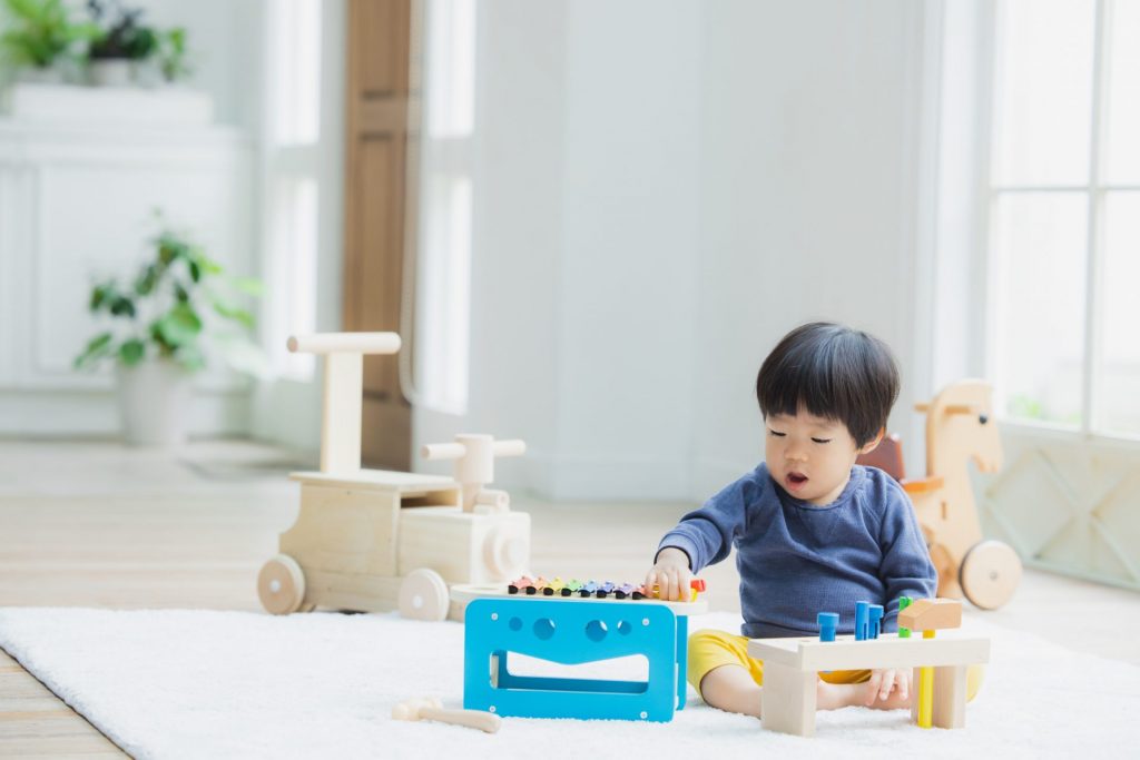 男の子がおもちゃで遊んでいる様子