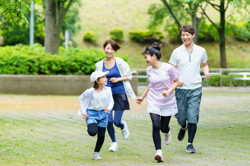 家族みんなでジョギングしている様子