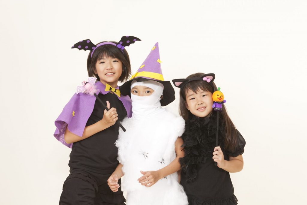 ミイラの格好をしている子どもと魔女の格好をしている子どもたち