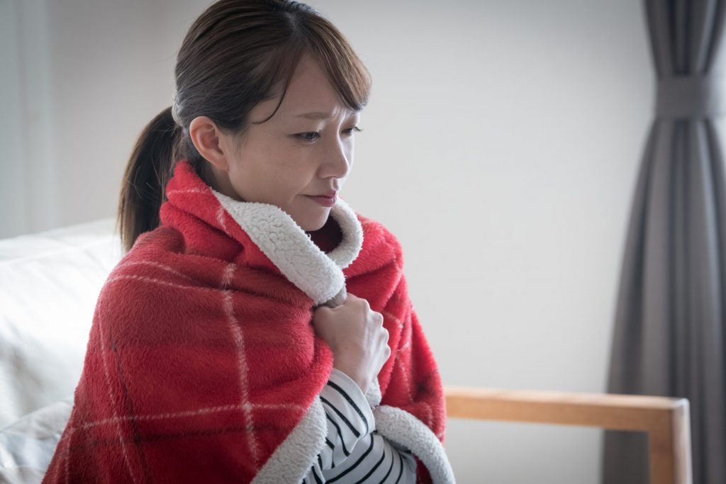 寒そうな女性