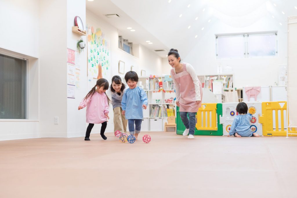 ボール遊びをしている子どもたち