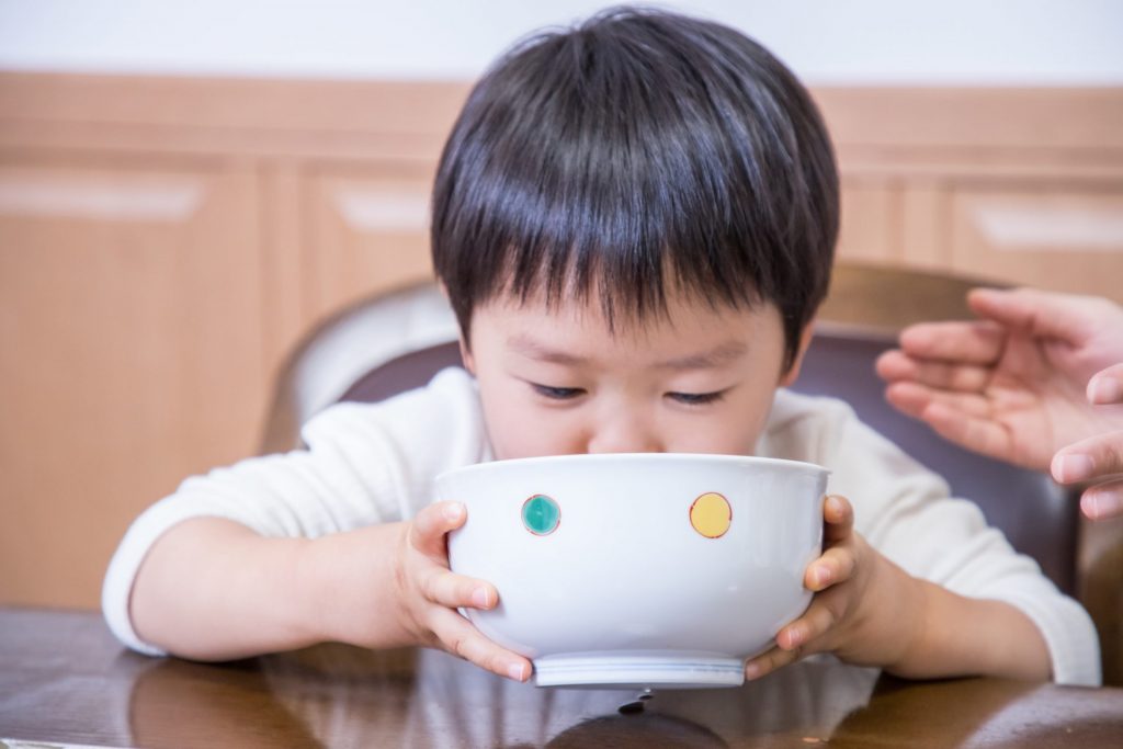 蕎麦を食べている男の子