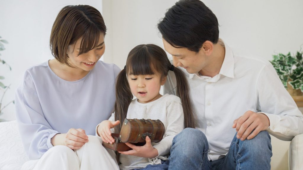 過座奥で宝箱を開けている様子