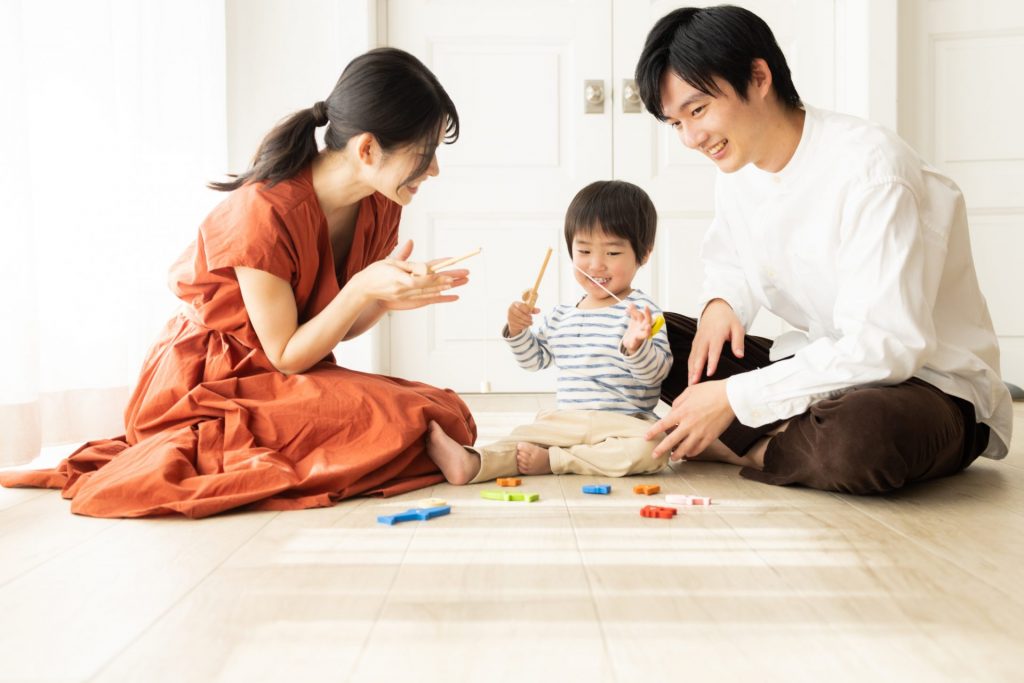家族で釣りゲームをしている様子