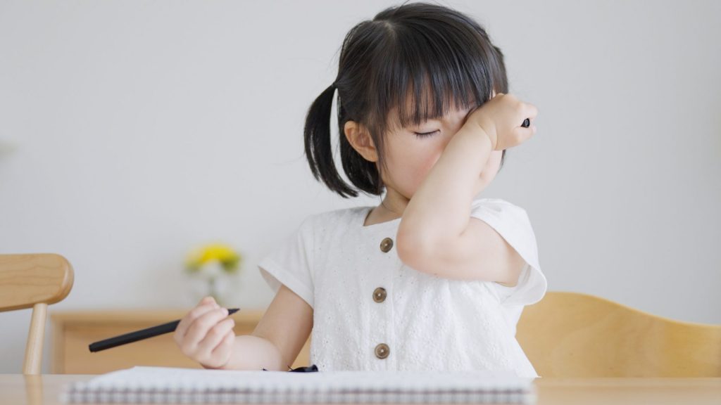 目を擦って痒そうそうにしている女の子