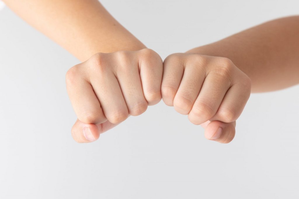 【たたく殴る❝手が出る子❞】対人トラブルを起こしてしまう「他害」の原因・背景と、その子どもへの寄り添い方［小児科専門医監修］