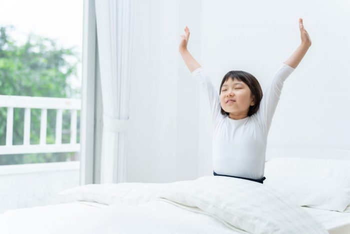 【寒い朝、子どもが二度寝してしまうのはなぜ？】冬場にすっきり目覚めるコツ6選＜専門家監修＞