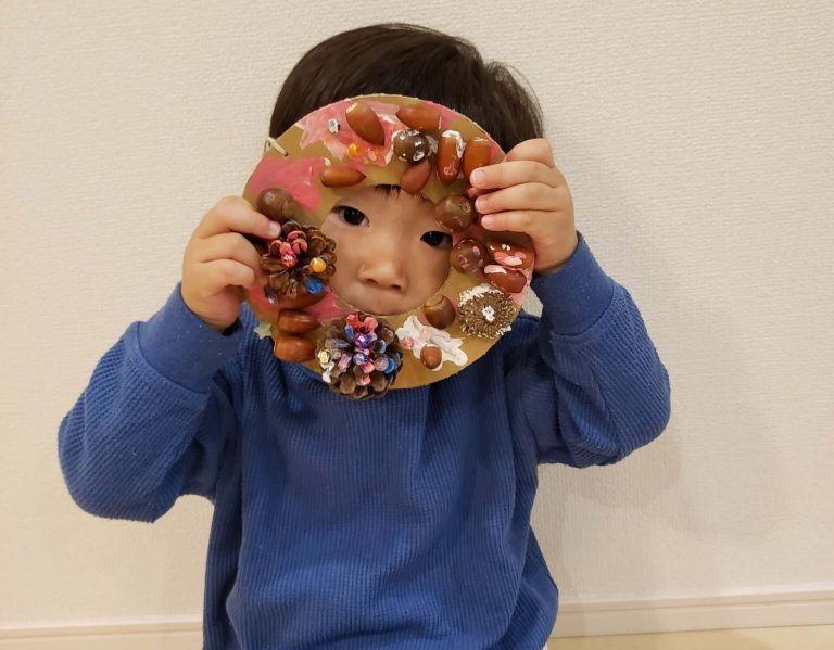 カラフルリースを作っている男の子