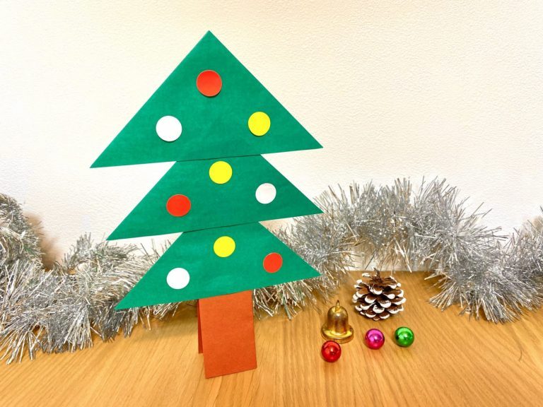紙で作るクリスマスツリー