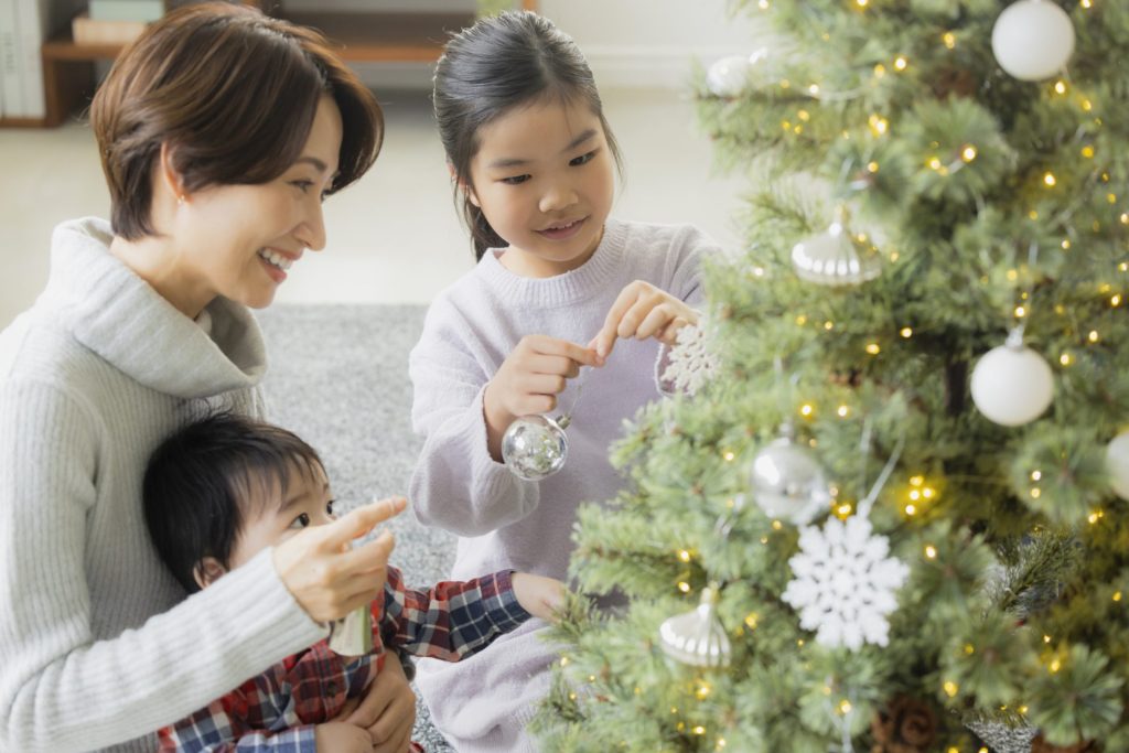 子どもとママが飾り付けしている様子