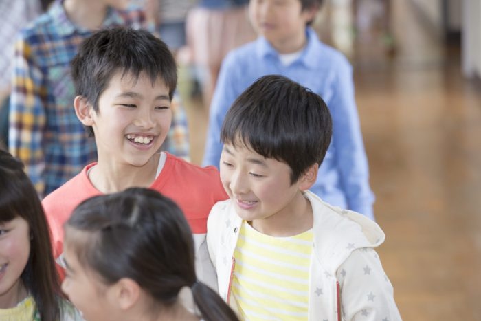 子どものトラブル、親は介入すべき？低学年の友だち関係「見守る」or「動く」の判断基準[専門家監修]