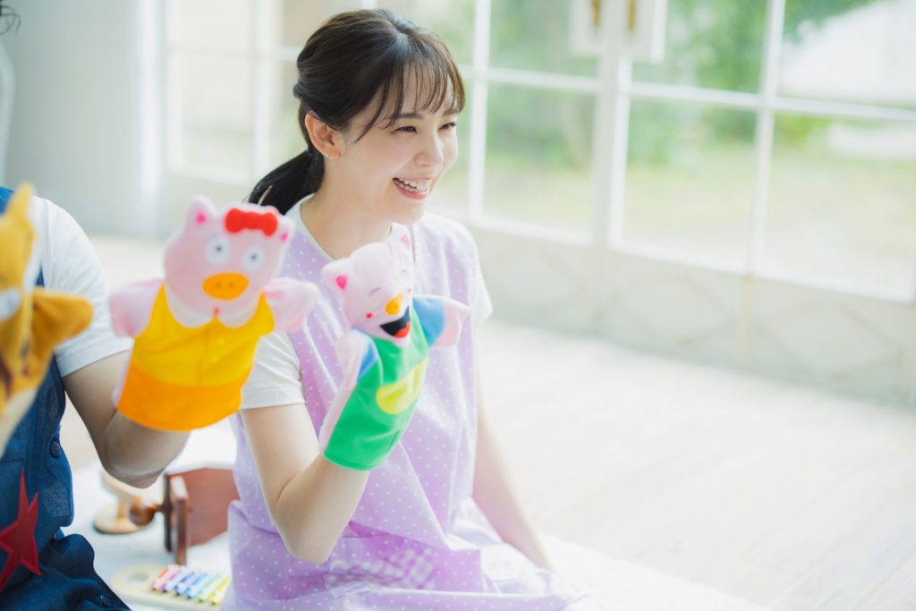 保育園の先生が子どもと遊んでいる様子
