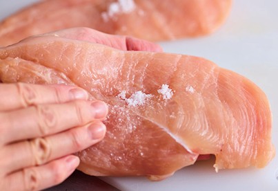 肉に塩味を付ける