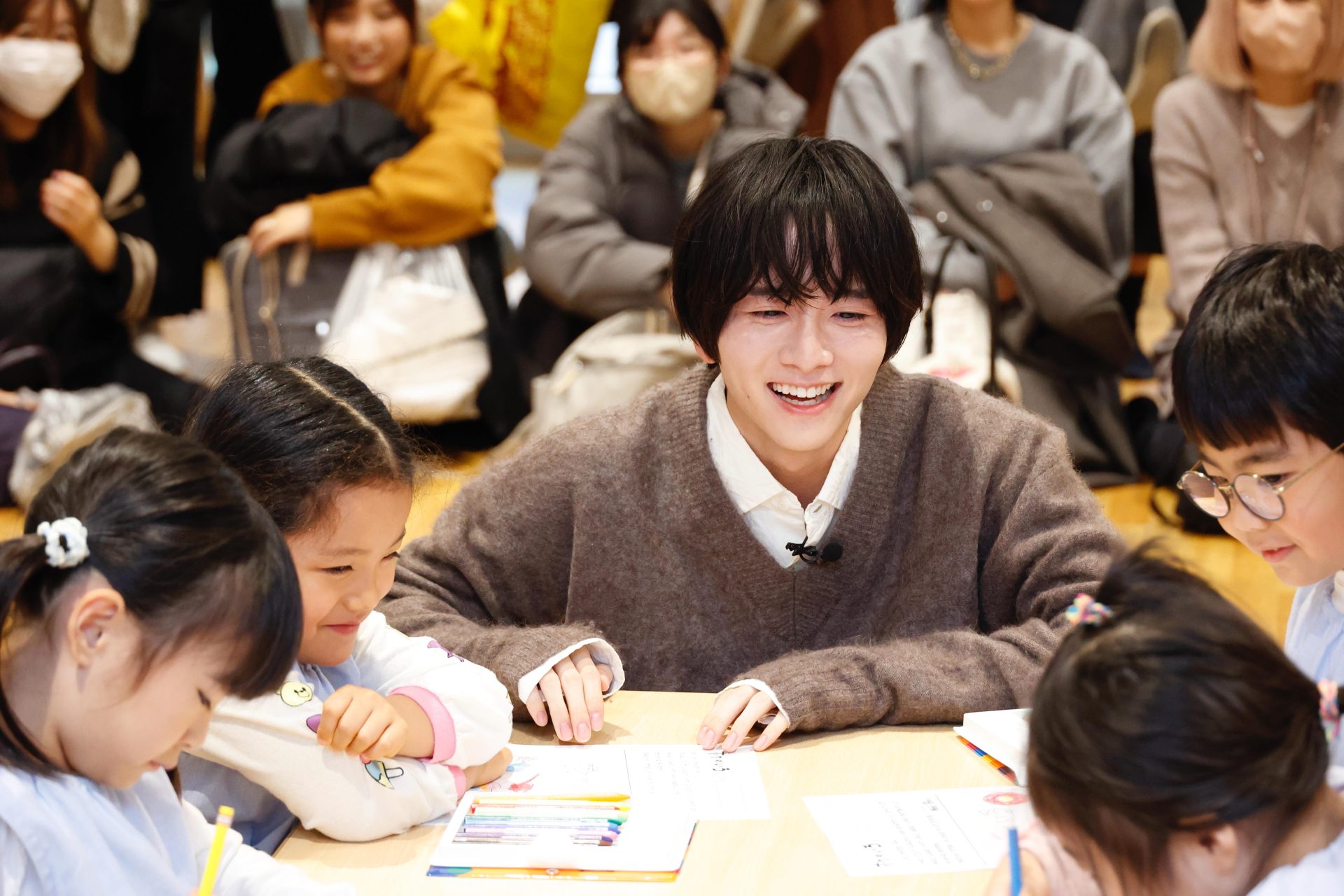 園児とのふれあいにニッコリ　板垣李光人さん自著「ボクのいろ」保育園読み聞かせ会【独自インタビュー】