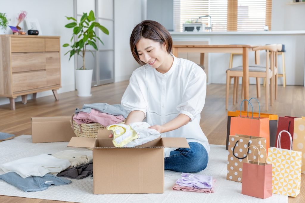 整理整頓をしている女性