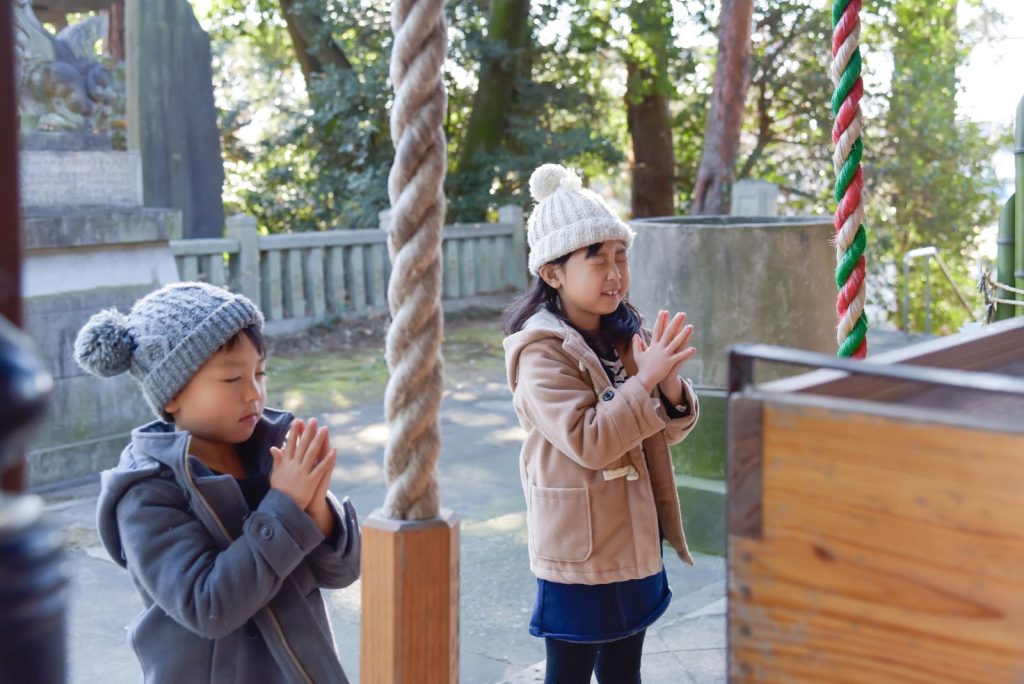 初詣に来ている子どもたち