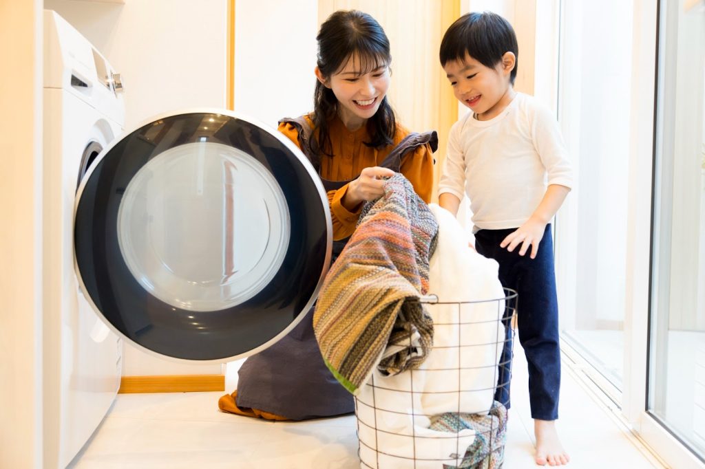 子どもとママで洗濯物を出している様子