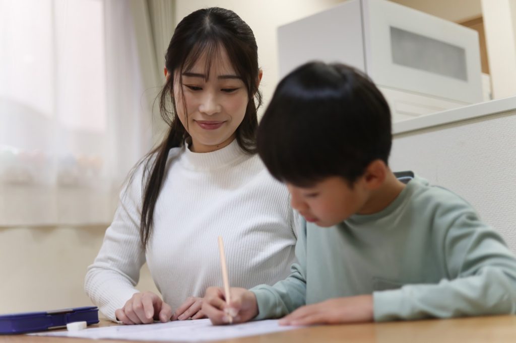 勉強を教えているママと子ども