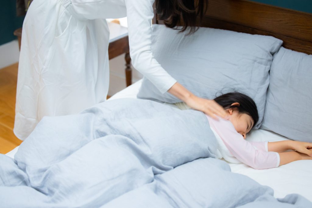 「朝起きられない」はサボりじゃない！思春期に急増する「起立性調節障害」のサインと親ができること[医師監修]