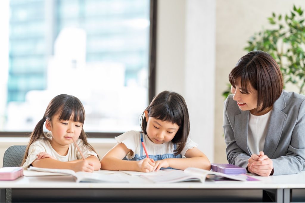 勉強をしている子どもたち