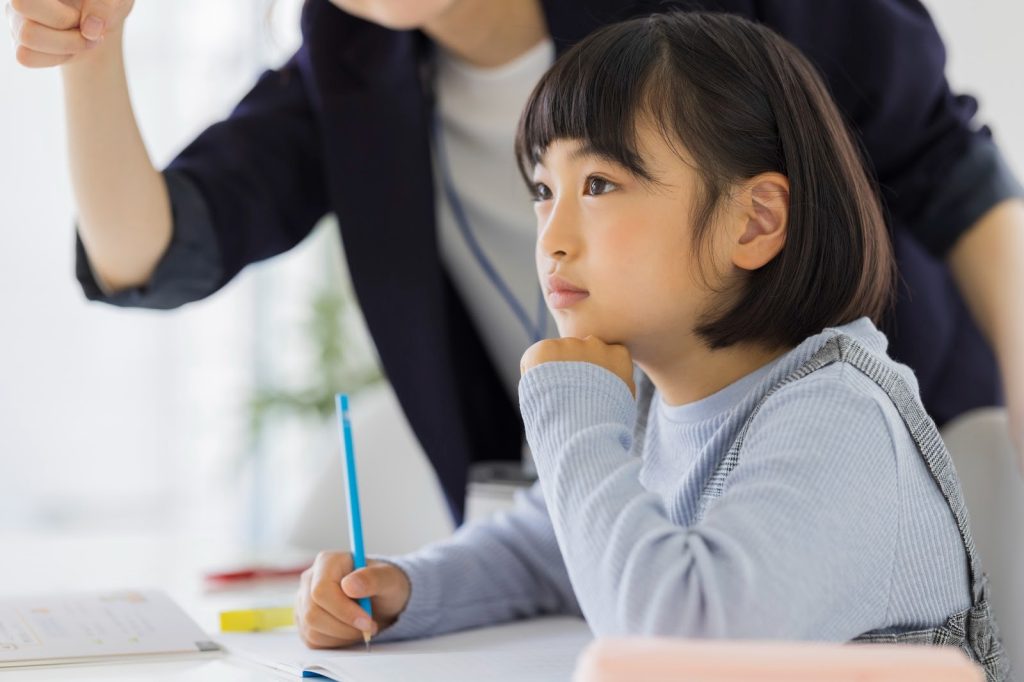 勉強を真剣にしている女の子