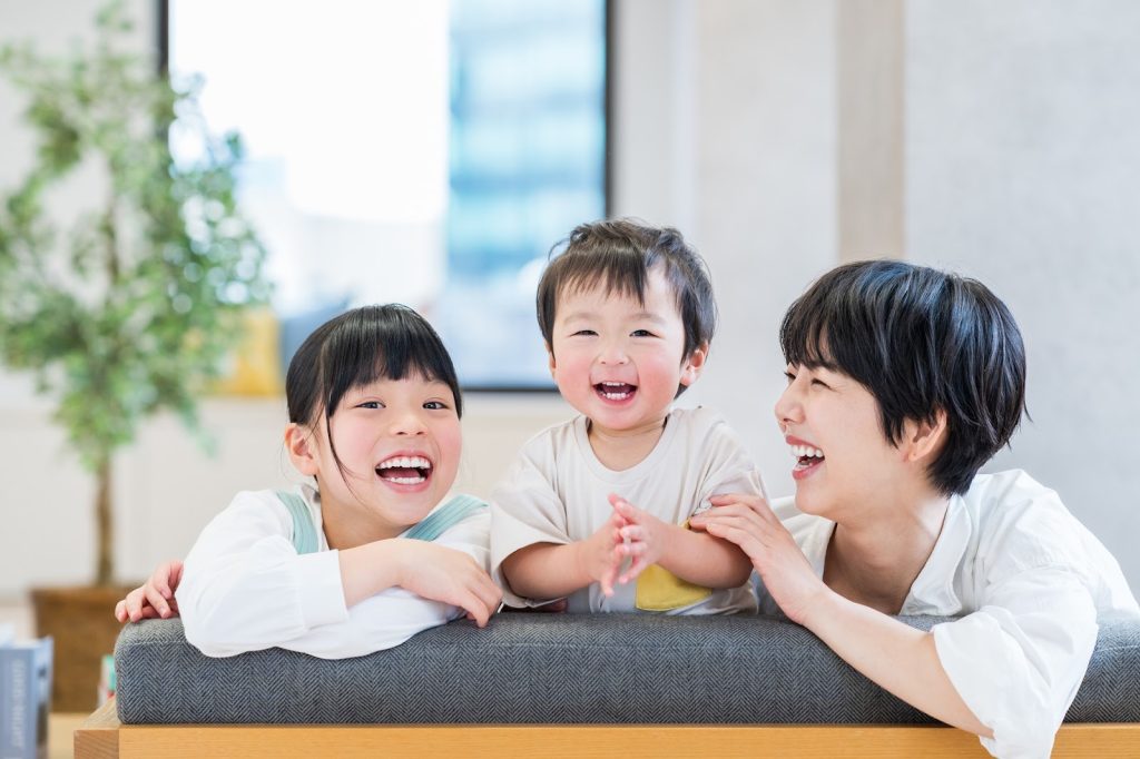 家族で笑っている様子
