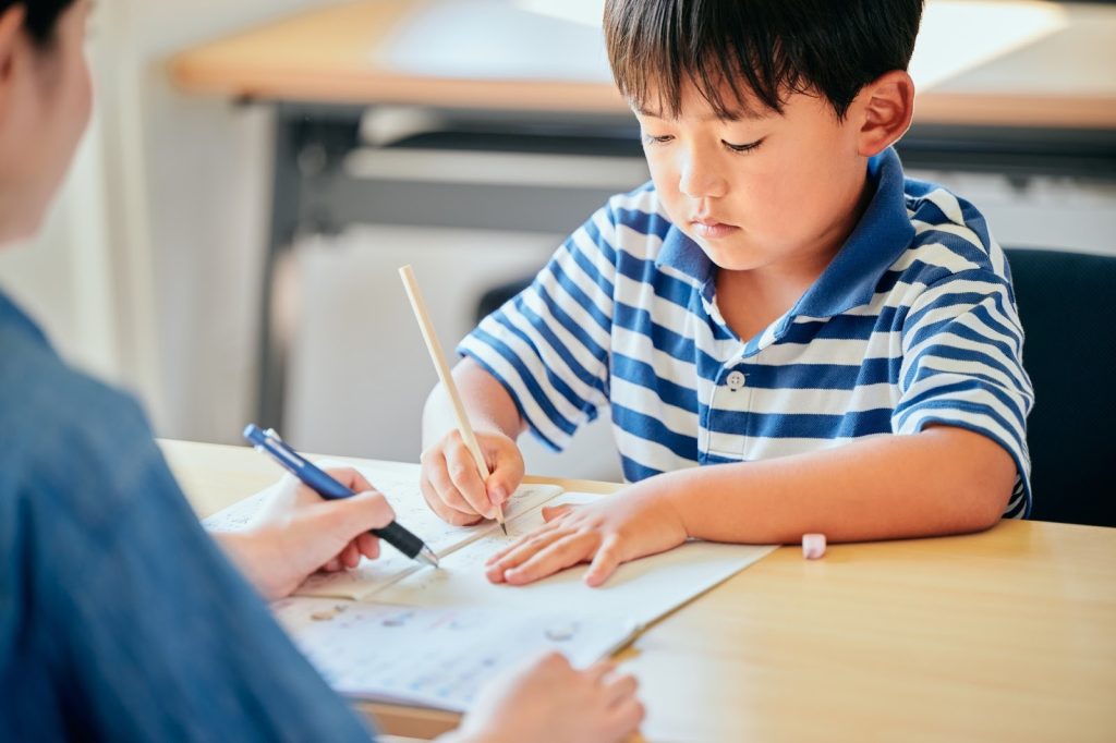 勉強を教えてもらっている男の子