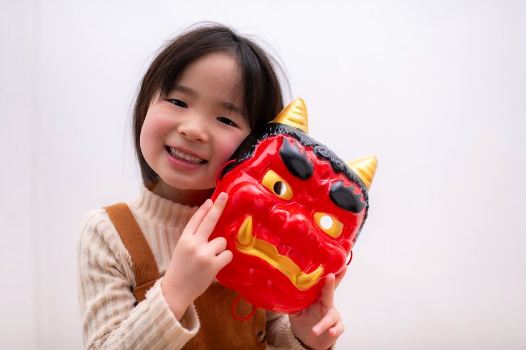 鬼のお面を持っている女の子